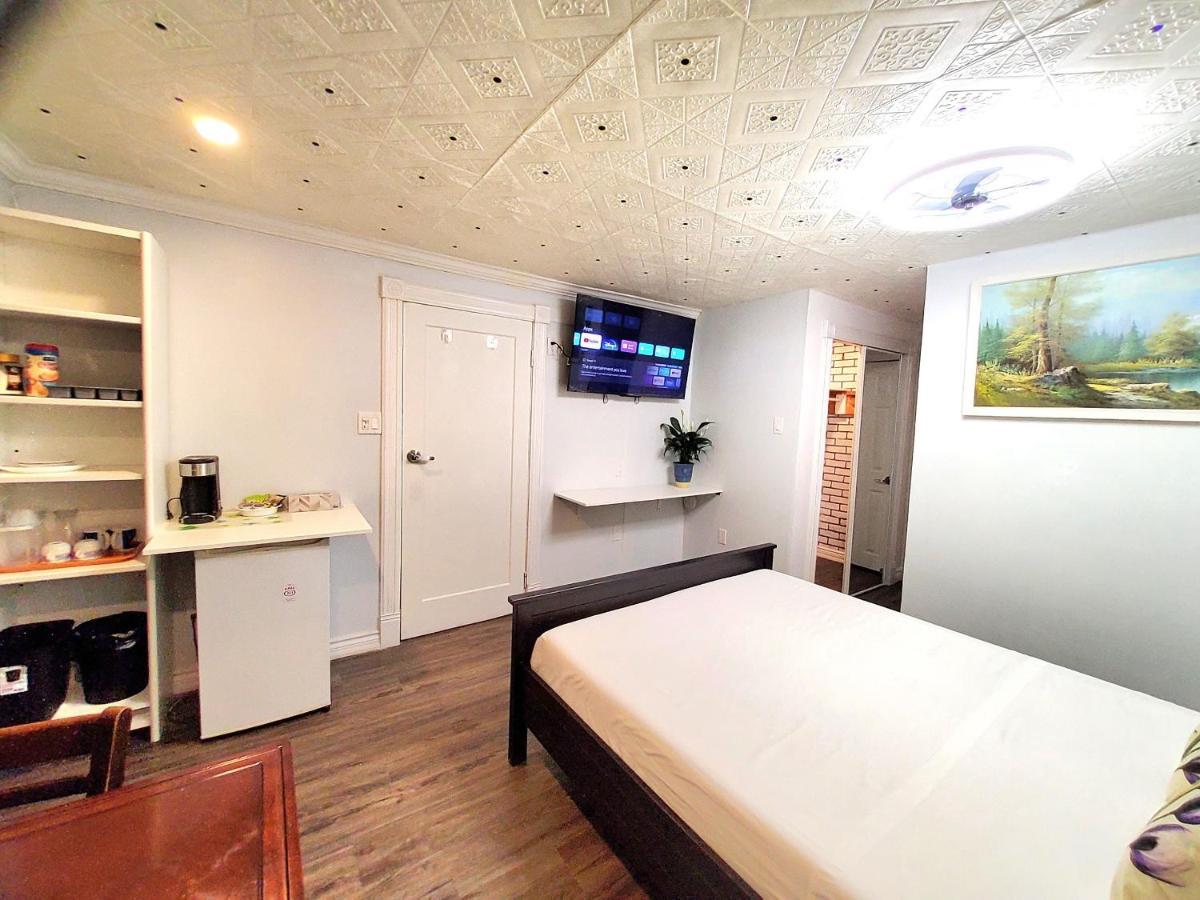 Renovated Cozy Bedroom With Private Washroom Toronto Exterior photo