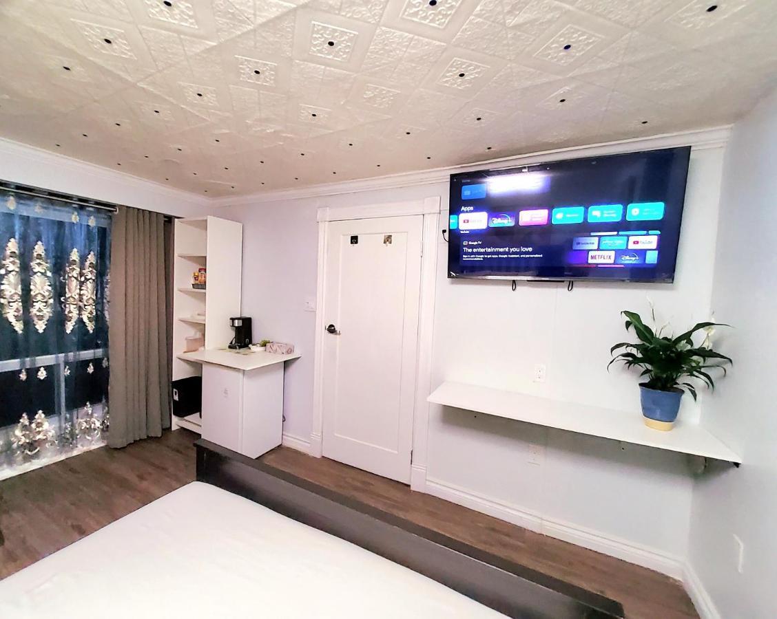 Renovated Cozy Bedroom With Private Washroom Toronto Exterior photo